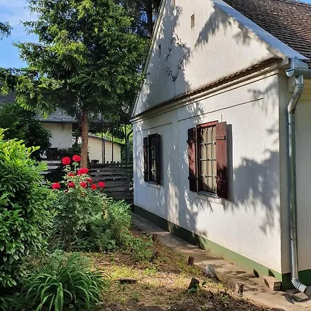 Molnar Vendeghaz - Keleti-focsatorna Holiday home *